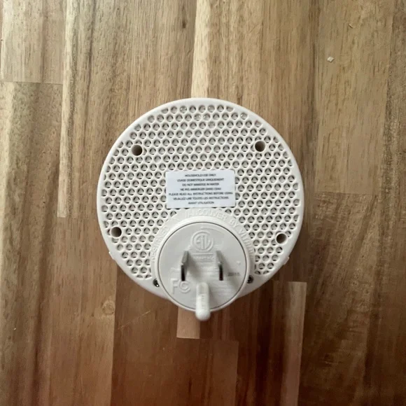 Vitruvi: Push plug in diffuser from Jilly Box. - Picture 4 of 5